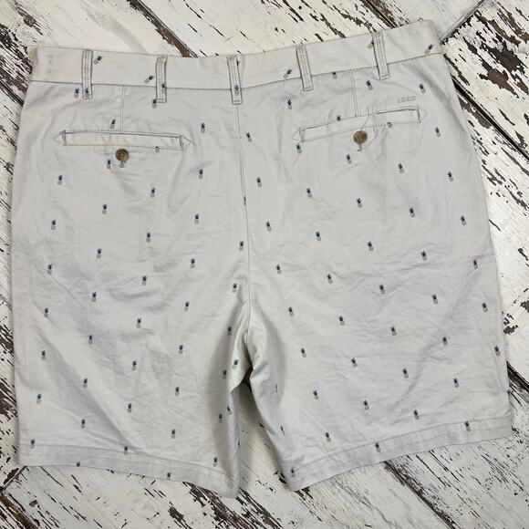 Izod Saltwater stretch shorts men 40 flat front
inseam 9 1/2” cream w/pineapples - Picture 3 of 8